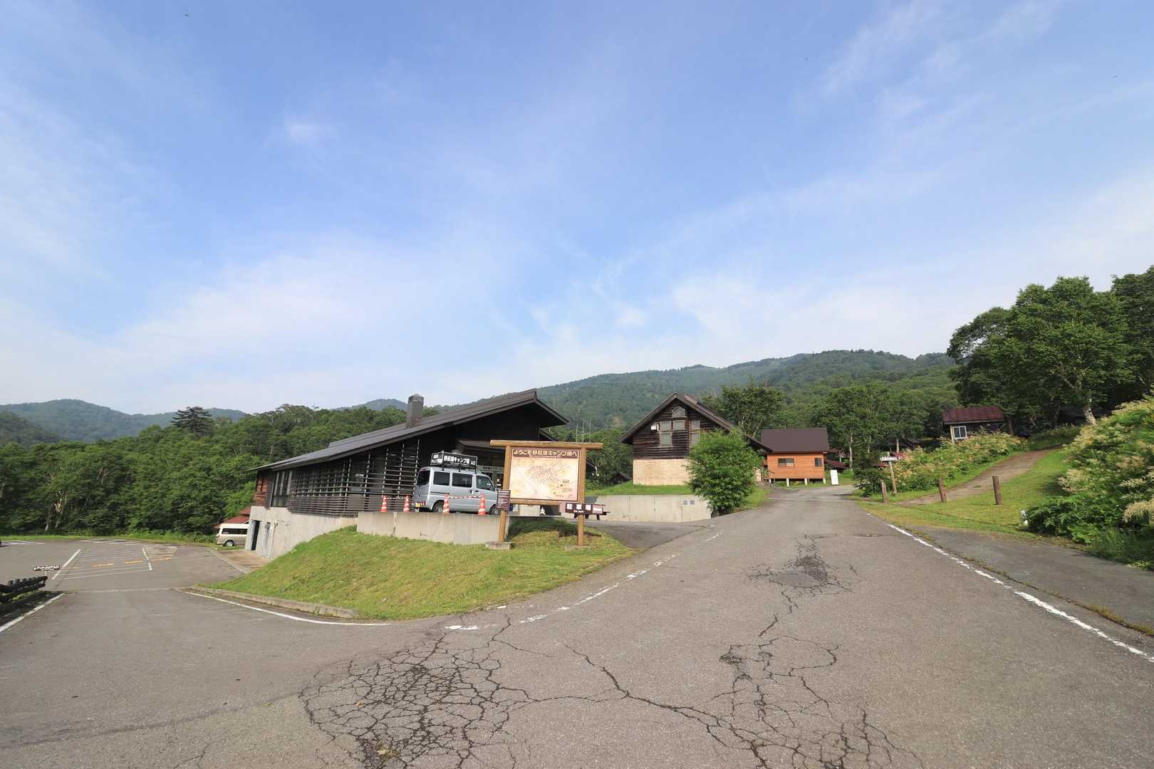 白砂山登山口🅿️を通過して
📷左の野反湖キャンプ場🅿️に！
手前に砂利な🅿️ありましたが…すでに満車🙈
キャンプ専用とありましたが🤔釣り民も停めてたしグレーな感じ？
白砂山登山口🅿️この時間にも親切オジサンいました🙋

🅿️マーク乱用🤣大好きか！