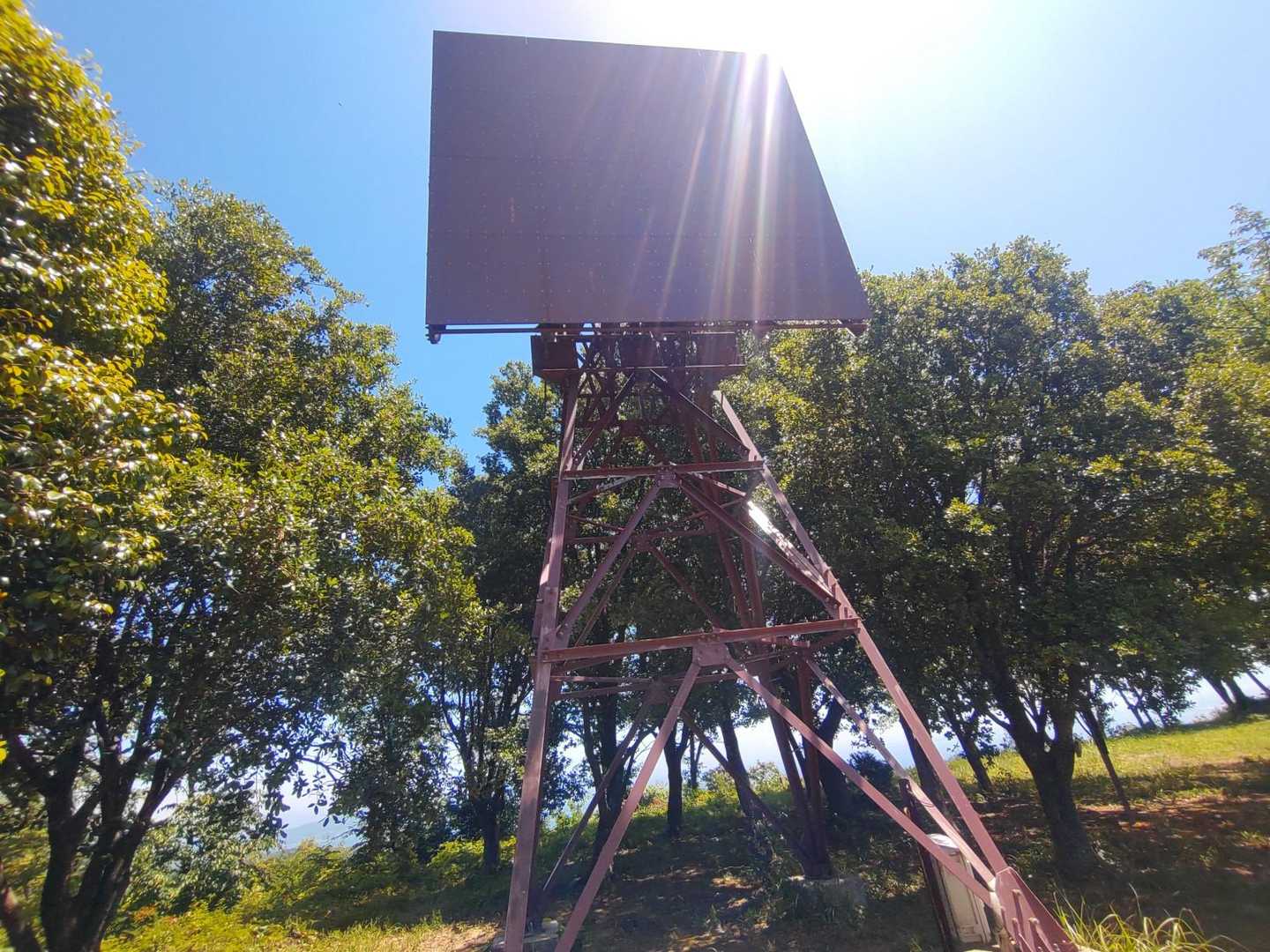 前方が開けて現れたのは反射板