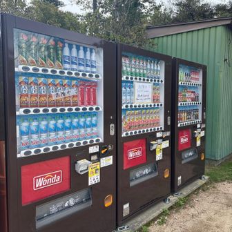 えー全て故障中だって👀
なんか冷たいのが飲みたくて駅の中の自販機でビタミン形のを買ったらあまり冷えてなかった