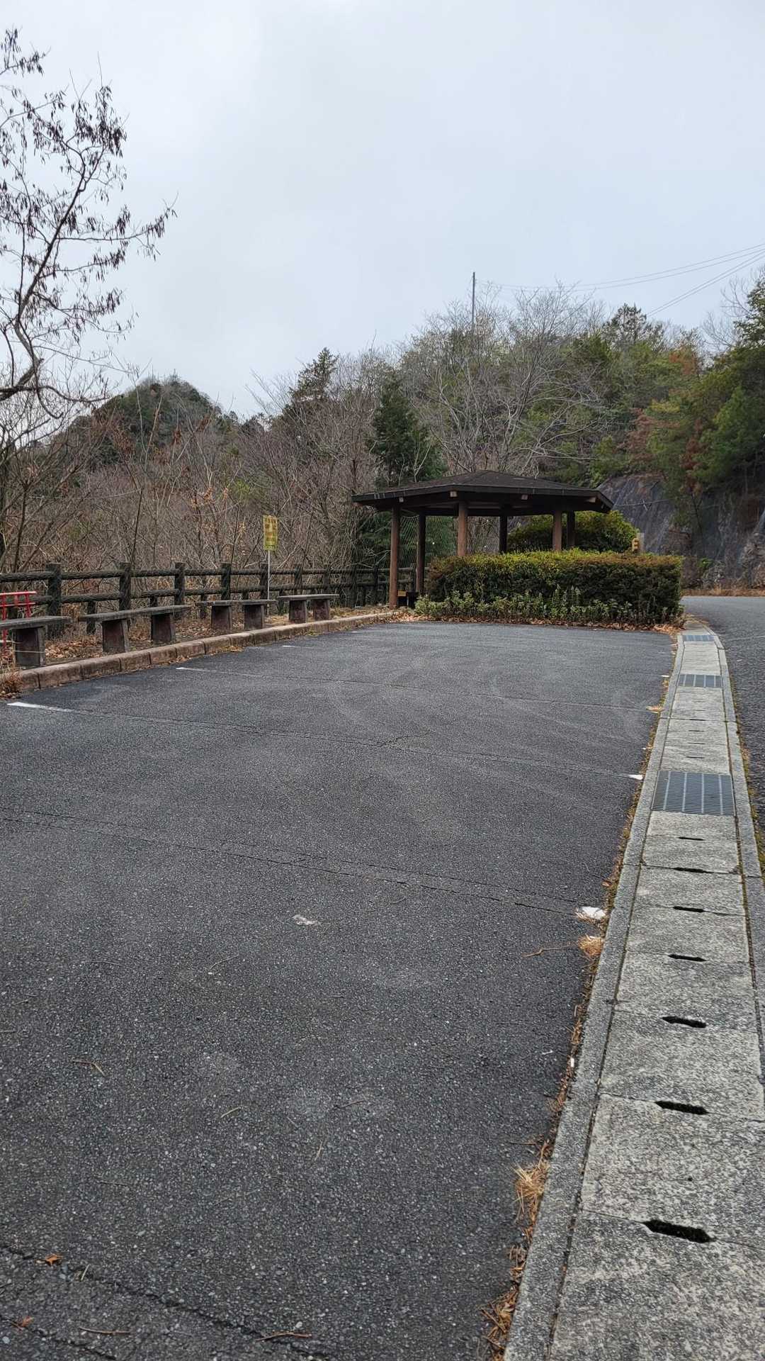 やっとの思いで峠まで出て来たら
ここまで車で来れるし
駐車場まであるのにはビックリしました。