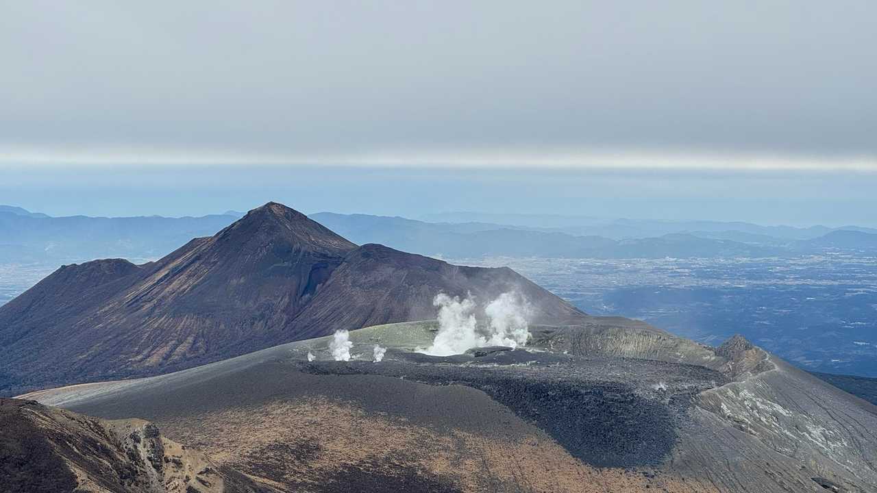 新燃岳と奥に高千穂峰