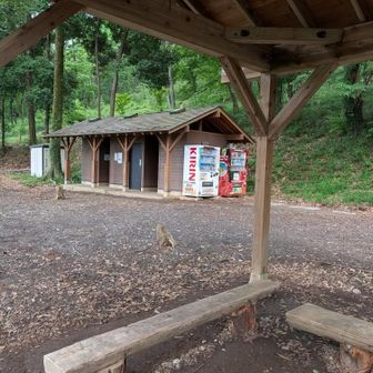 駐車場にトイレないなと思ったら、ほんのチョット登ったところにありました。