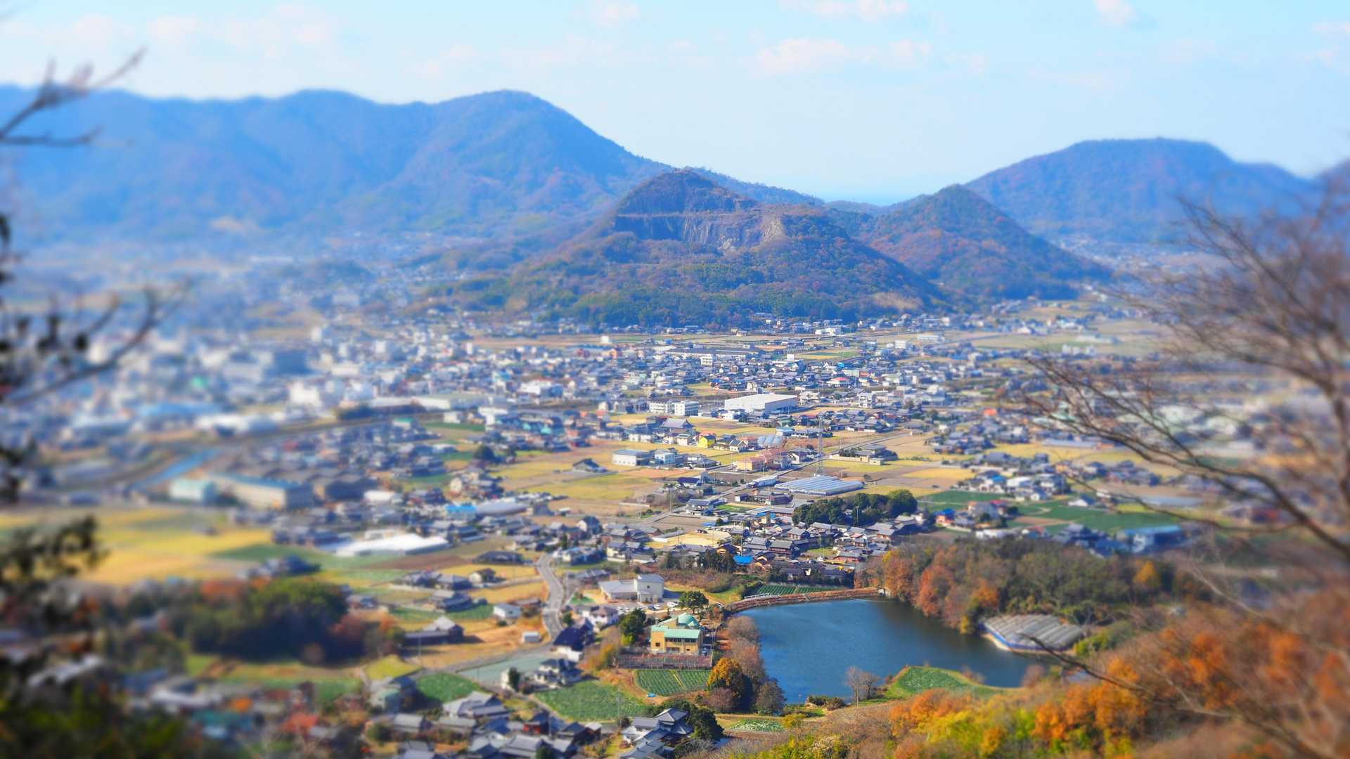西に、爺神山と山条山が見えます
左奥は、七宝山系の志保山