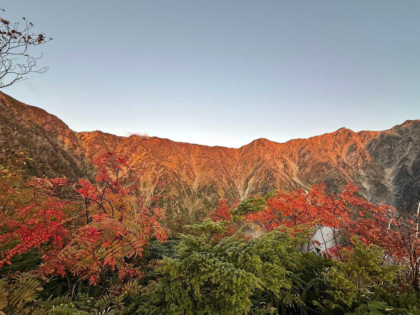 鹿島槍ヶ岳のモルゲンロートと赤紅葉です🍁

紅葉登山として訪れて本当に良かった🎉