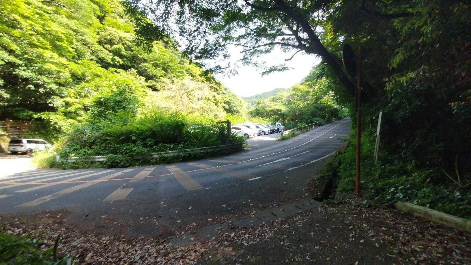 駐車場の向のケヤキ谷登山口スタート