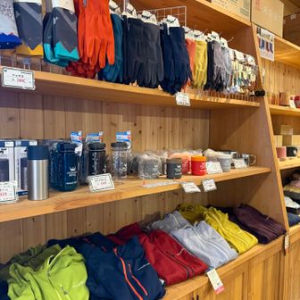 王ヶ頭ホテルの売店は買いたいものいっぱい！忘れ物あっても、ここでモンベル各種揃ってます。王ヶ頭ホテルの王冠ロゴが可愛いすぎて、モンベルとコラボのマグカップ買った。会社に持ってく&山に持ってく用。