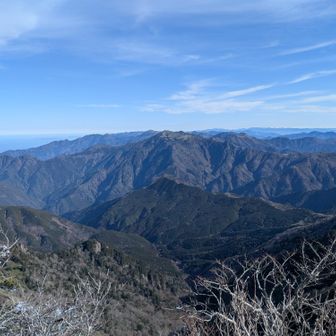 山頂（たぶん）からの瓶ヶ森。今日は瓶ヶ森を見に来たことにしよう