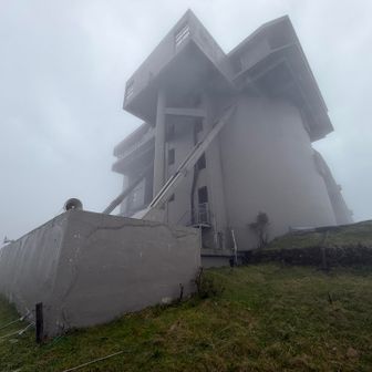 山頂ロープウェイ乗り場。
たぶんトイレはない。