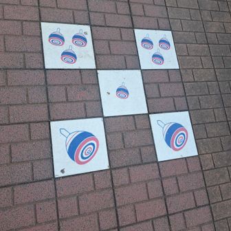 ケーブルカーの駅を過ぎると「こま参道」を下ります。何個目の踊り場かを駒のグラフィックで表しています。