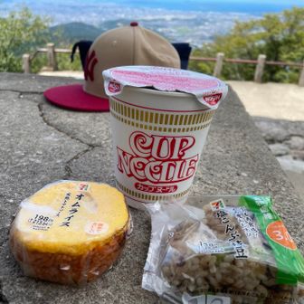 上宮横33℃🌡️(山頂標識横は41℃)

えっ、そんなに気温高い⁉️😱
後で分かった事だが、太宰府市は40.3℃の酷暑日だったらしい🥵
(博多は40.4℃で全国1位)