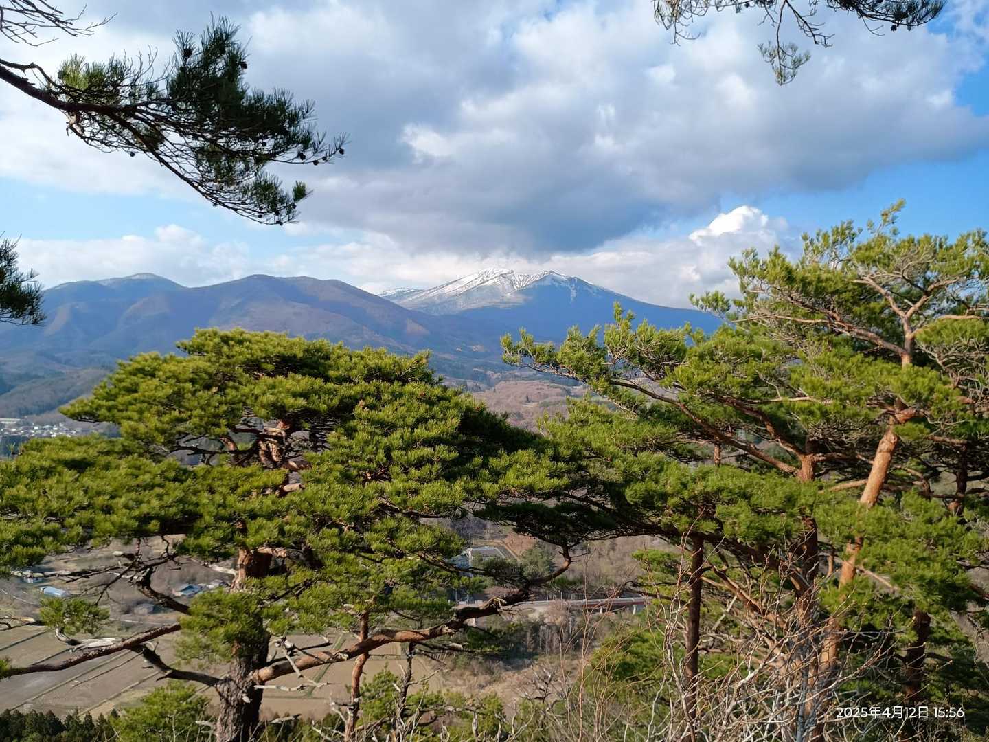 傾城森からの不忘。
ここの山頂は広くはないが眺めもそこそこでベンチも有り、軽いハイキングにちょうどよい。