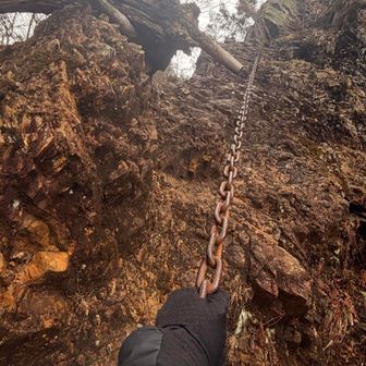 行者山へのなっが〜〜〜〜〜〜い鎖にヘトヘトになりながらなんとか登った💦