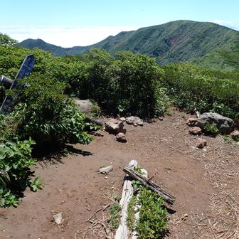 水引平分岐。
左に不忘山、右に南屛風岳