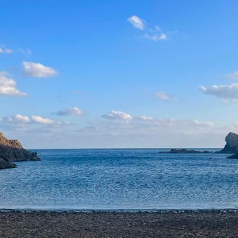 駒走浜

ここから600mで坊ノ岬灯台です。

大潮の干潮時に右側の四万十層需群の見事な地層の海岸を200mほど先に行くと、 坊ノ岬灯台を見上げることができ岬の突端には文禄3年 (1594年) 秀吉との諍いにより坊津に流された近衛信輔公が (御崎秋月)とよんだ坊津八景の洞がある。

荒磯のいはまくぐりし秋の月かげを御崎のなみに浸して 駒走浜の由来は昔岬の番屋に役人が駐在していた際の駒の つなぎ場でここから胸を走らせたという。（日本財団海と日本より引用）