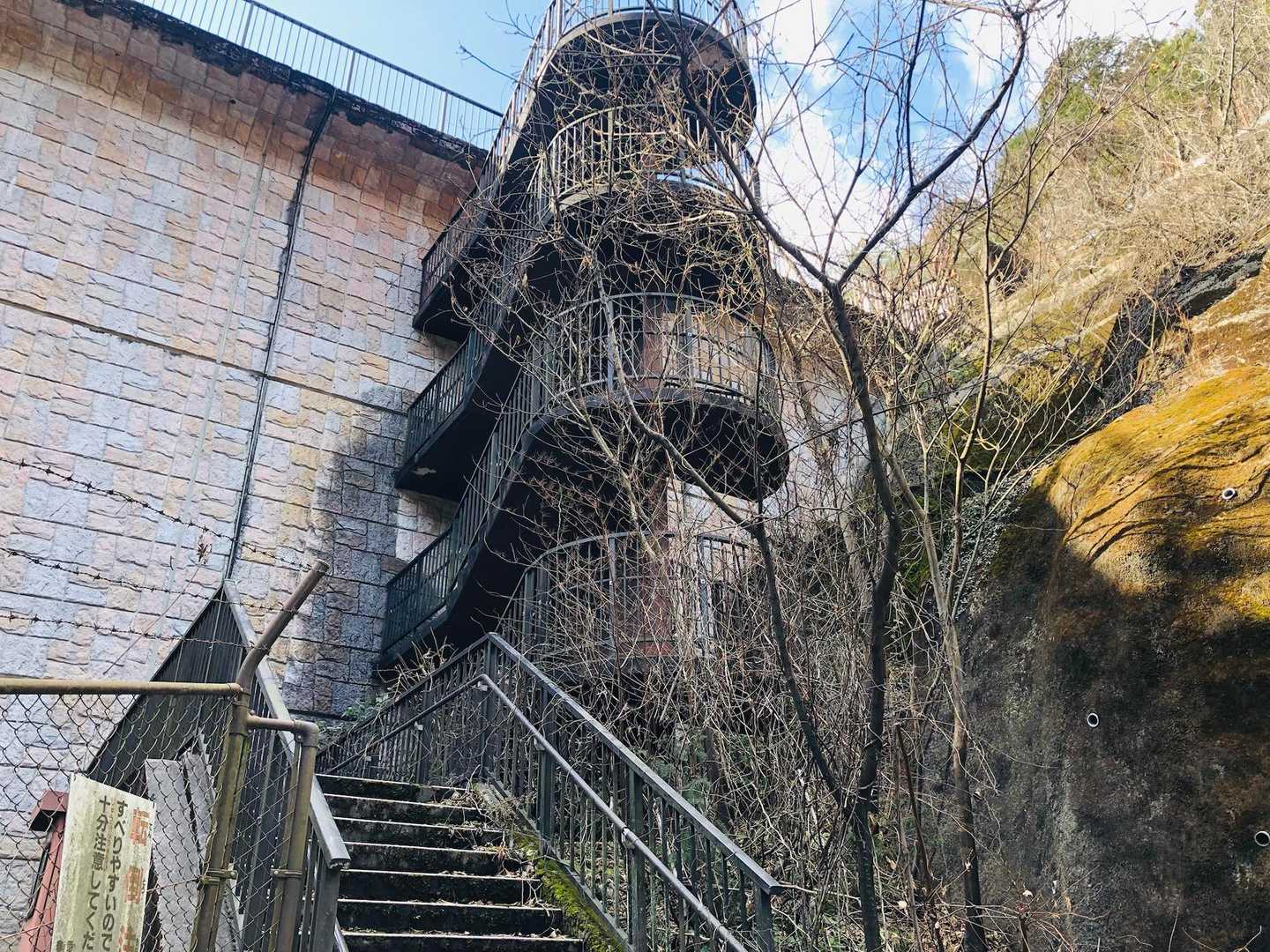 謎の建造物の階段を登ってダンプロードをショートカットします