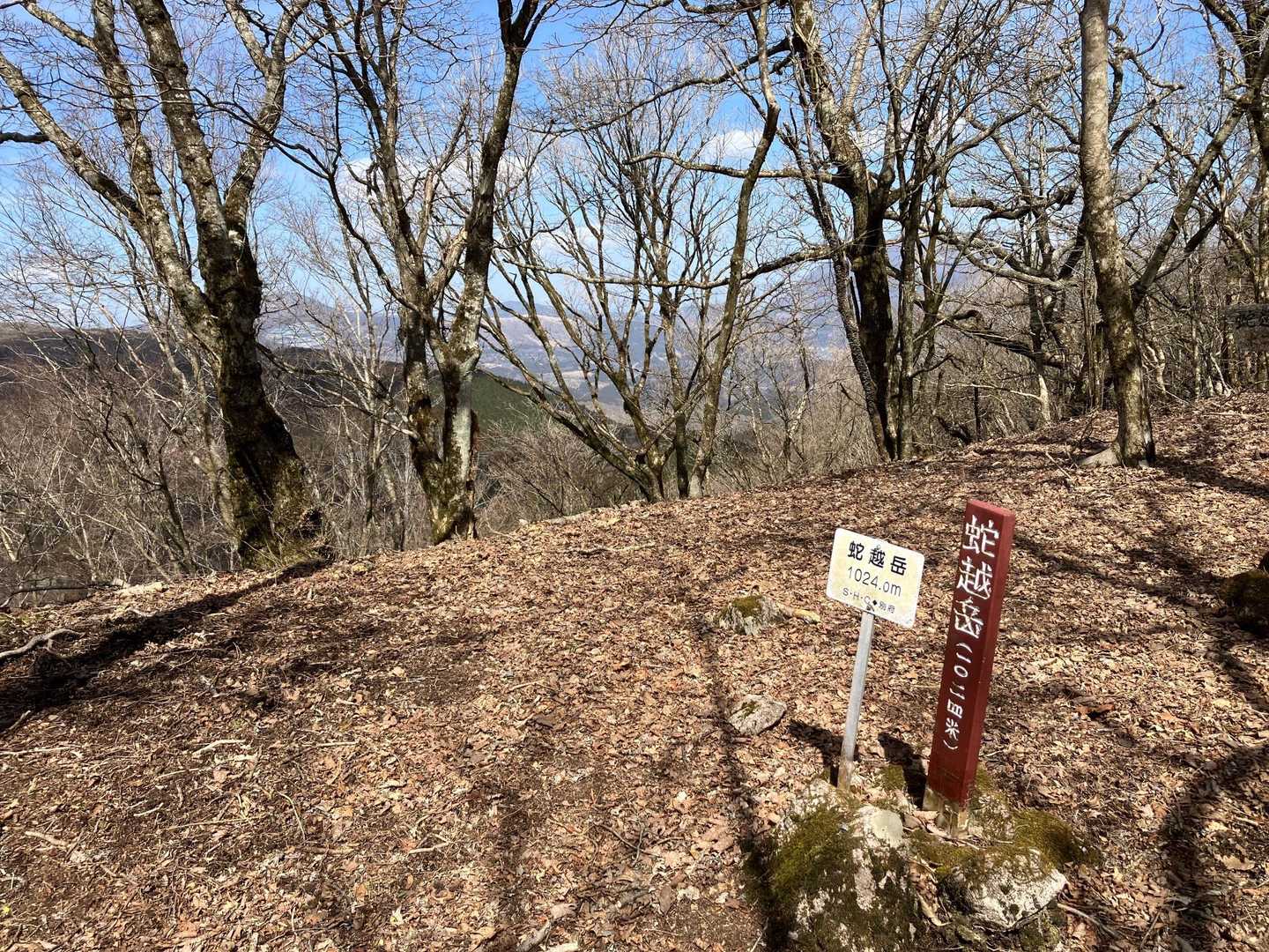 自然林のとても良い雰囲気の山頂
木々の間から福万山など見えてます
この先野稲岳へは踏み跡も薄くなったりで地形を少し読みながら
境界線の目印に沿って歩いていくよ。
楽しいです♪

