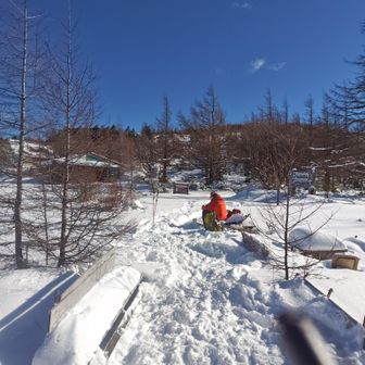 友達はベンチの方で休憩