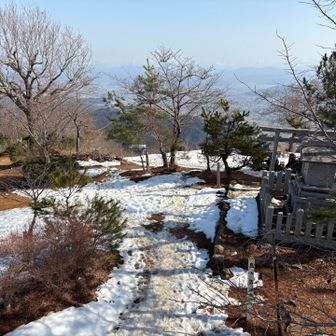 山頂は残雪地帯