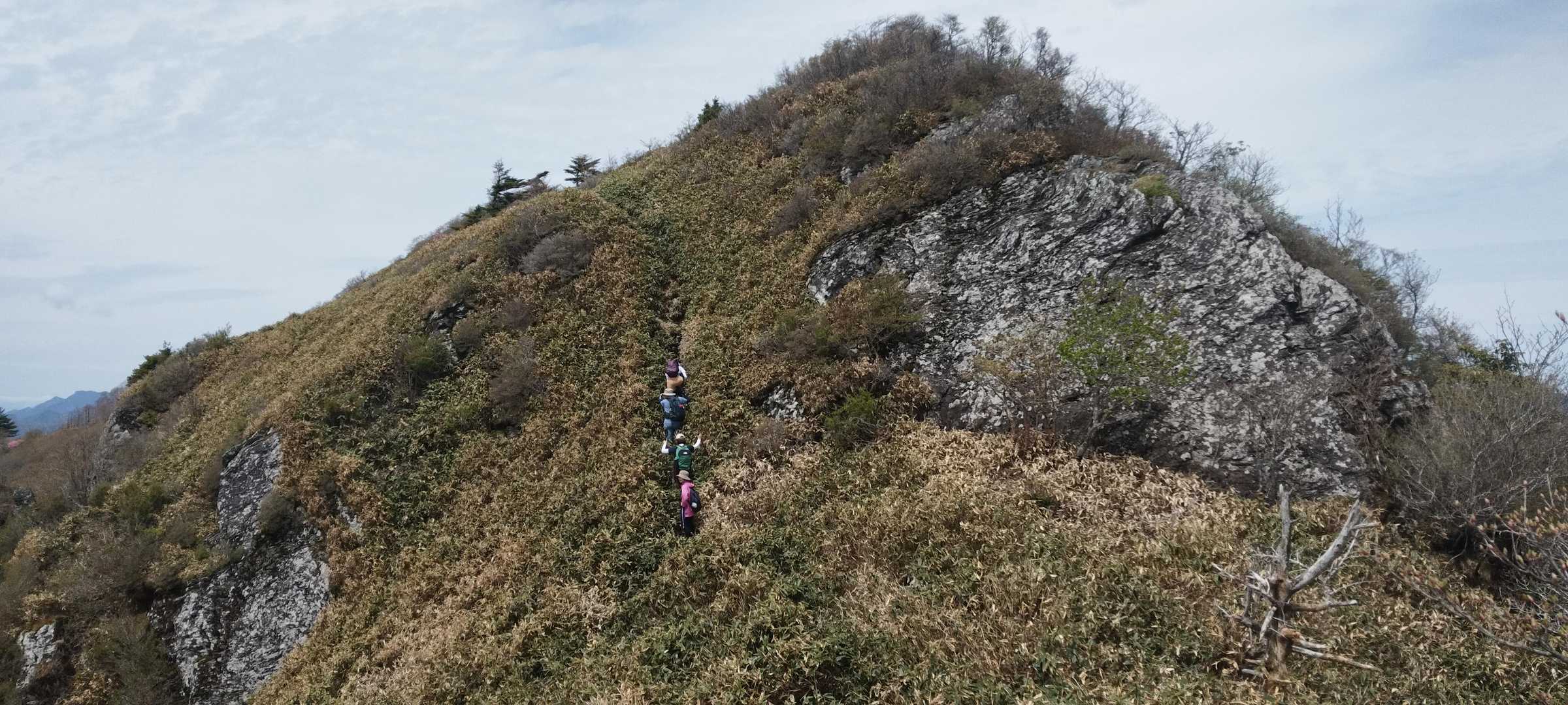 冠山手前の急坂を登っています。