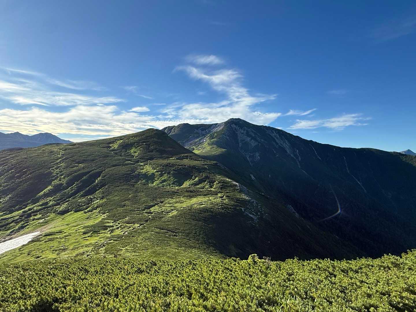 近づくにつれて手前にあるモコっとした山へも登らなければならない事に気づき始める😂