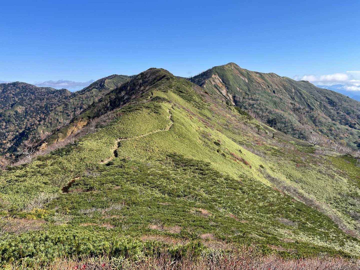 奥が白砂山⛰️紅葉🍁は？
って言うぐらい無いけど！
透明度高くて日本海も見えた！