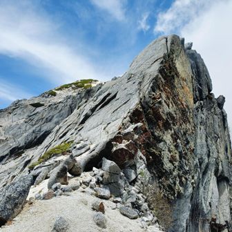 甲斐駒ヶ岳と摩利支天の間の巨岩