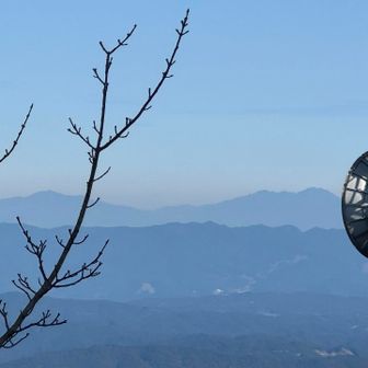 アンテナ📡や木の枝の向こうに
市房と石堂山が見える⛰️✨
