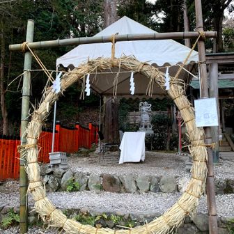 御髪神社参拝🙏😌

髪は永い友達

小倉池の前に鎮座。日本唯一理容・美容（化粧品・洗髪剤・育毛剤・カツラ等）にたずさわる業の始祖を祭神とする神社。

現在でも理髪業者の信仰が篤く、境内には髪を納祭する髪塚がある。