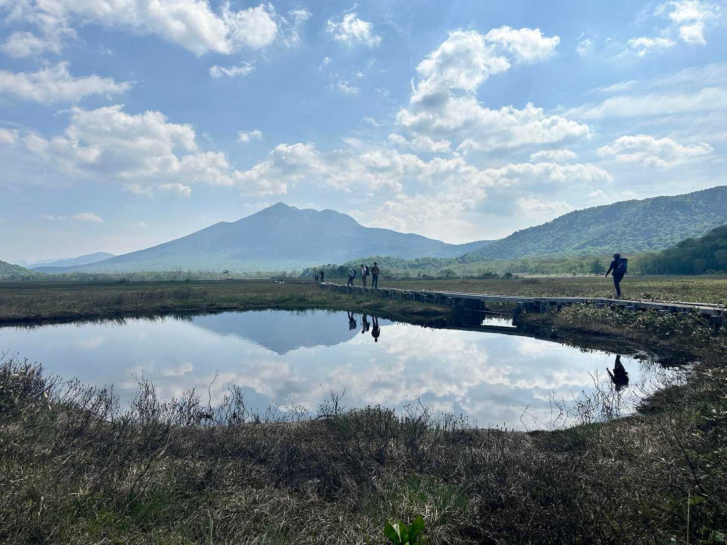 風はなく燧ヶ岳とハイカーが池塘に映る穏やかさ