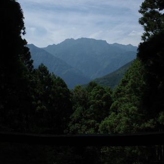 左端が弥山天狗岳で、中央から右にかけて西冠岳、右端に見える三角は二の森か。梅雨の晴れ間の良い日に来ることができた。