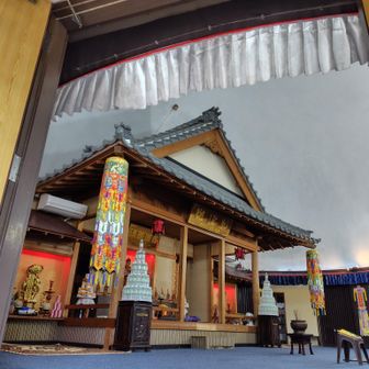 まだ作業中の中外、外で水撒きしていたベトナムの青年に

👩こんにちは〜
こちらベトナムのお寺だとお聞きしたんですが〜、おまいり出来ますか〜？(にっこり)

って伝えたら

🧑‍🦱もちろん！
案内します！どうぞどうぞ