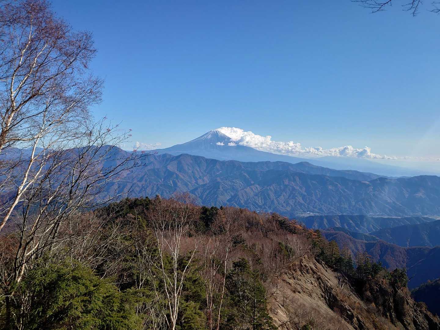 敬鎮院をすぎるとあちらこちらで素晴らしい富士山が拝めます。
