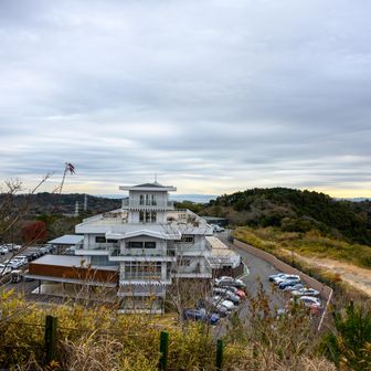 ゴルフ場施設に下山します
