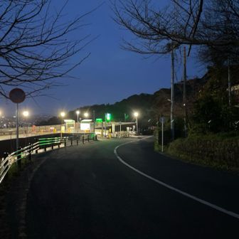 新日本三大夜景🌃の皿倉山だが、景色を観る余裕無し😰

駐車場の灯りは、希望の灯り😅
無事に下山完了✅