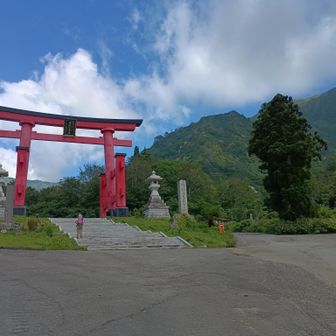 湯殿山神社駐車場に有料道路を通って到着！
さあ、出発！