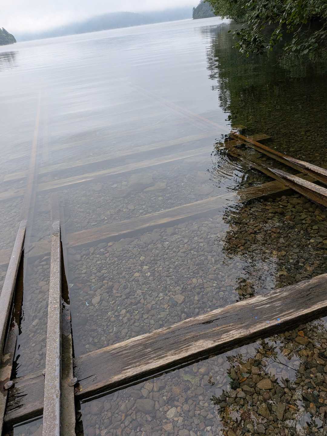 湖底に沈む線路、観光船の引き揚げに使うらしいが人気のスポット