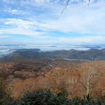 三峰山と吾妻耶山が見えます
中央の山は破風山？