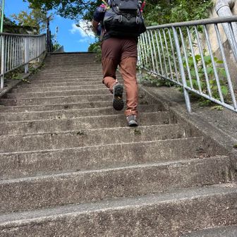 急な階段を上がって…