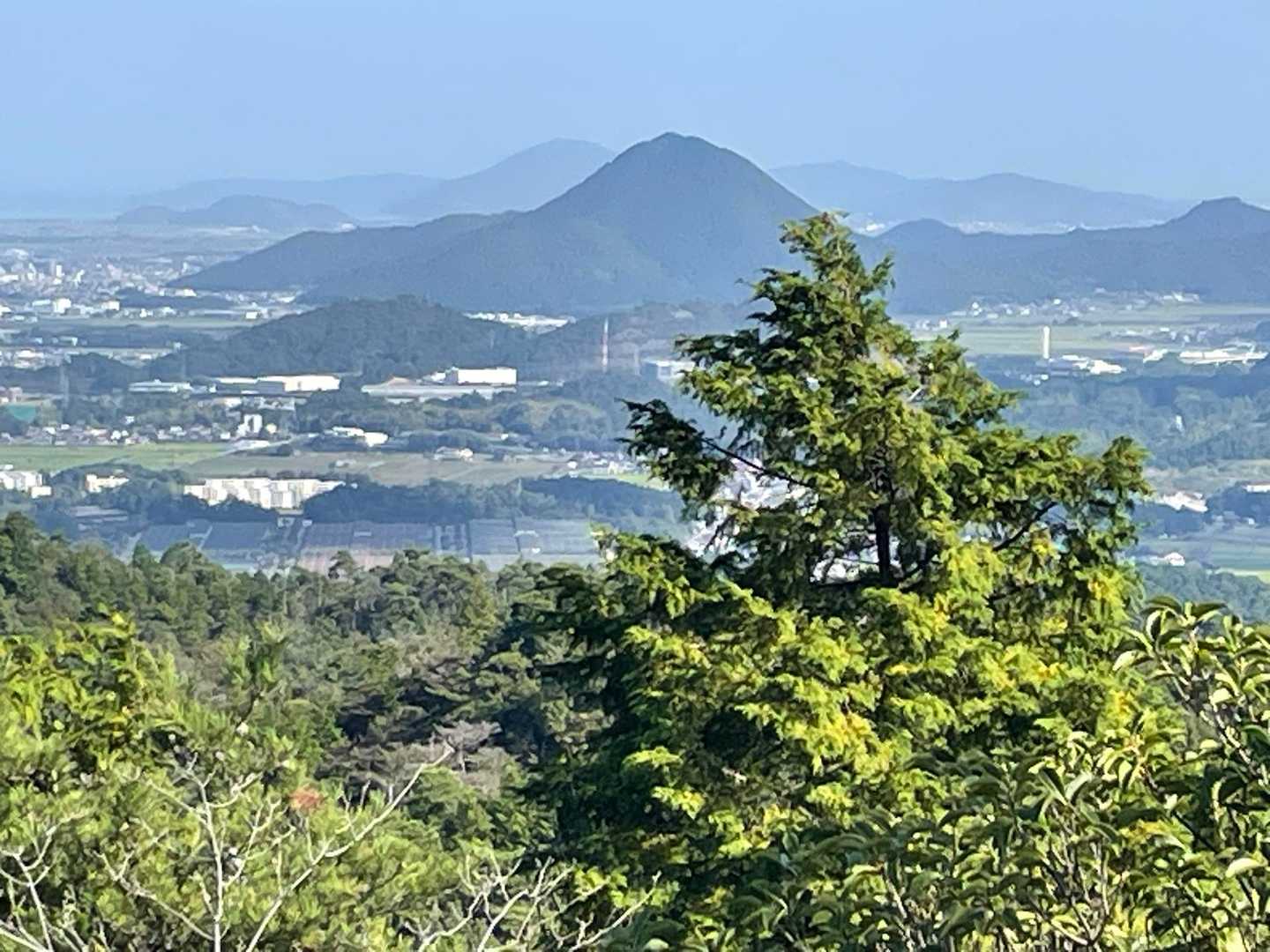 三上山、近江富士ですね。向こうから見ると山頂は割れています。