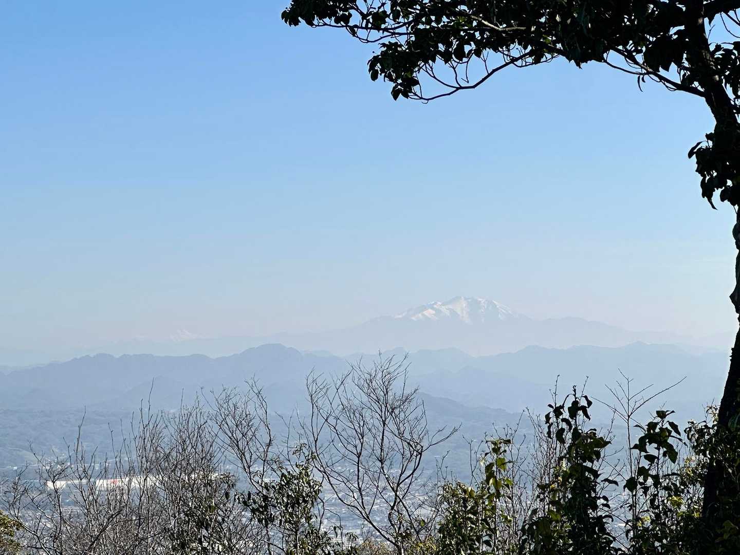 右を見ると御嶽山

冠雪した百名山が勢揃い