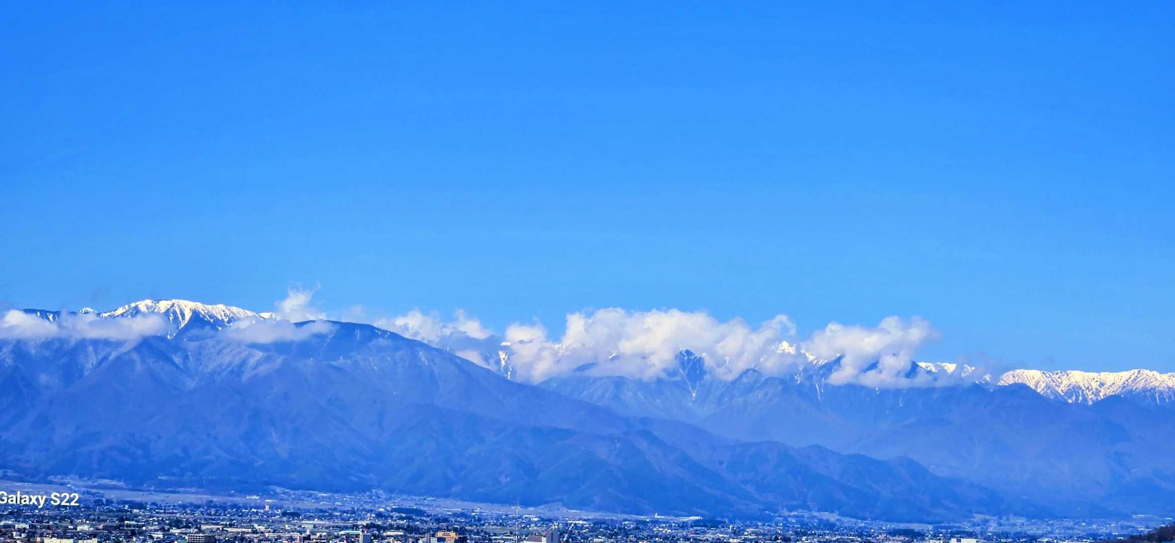 蝶ヶ岳、常念～大天井岳はガスの中。そして燕岳