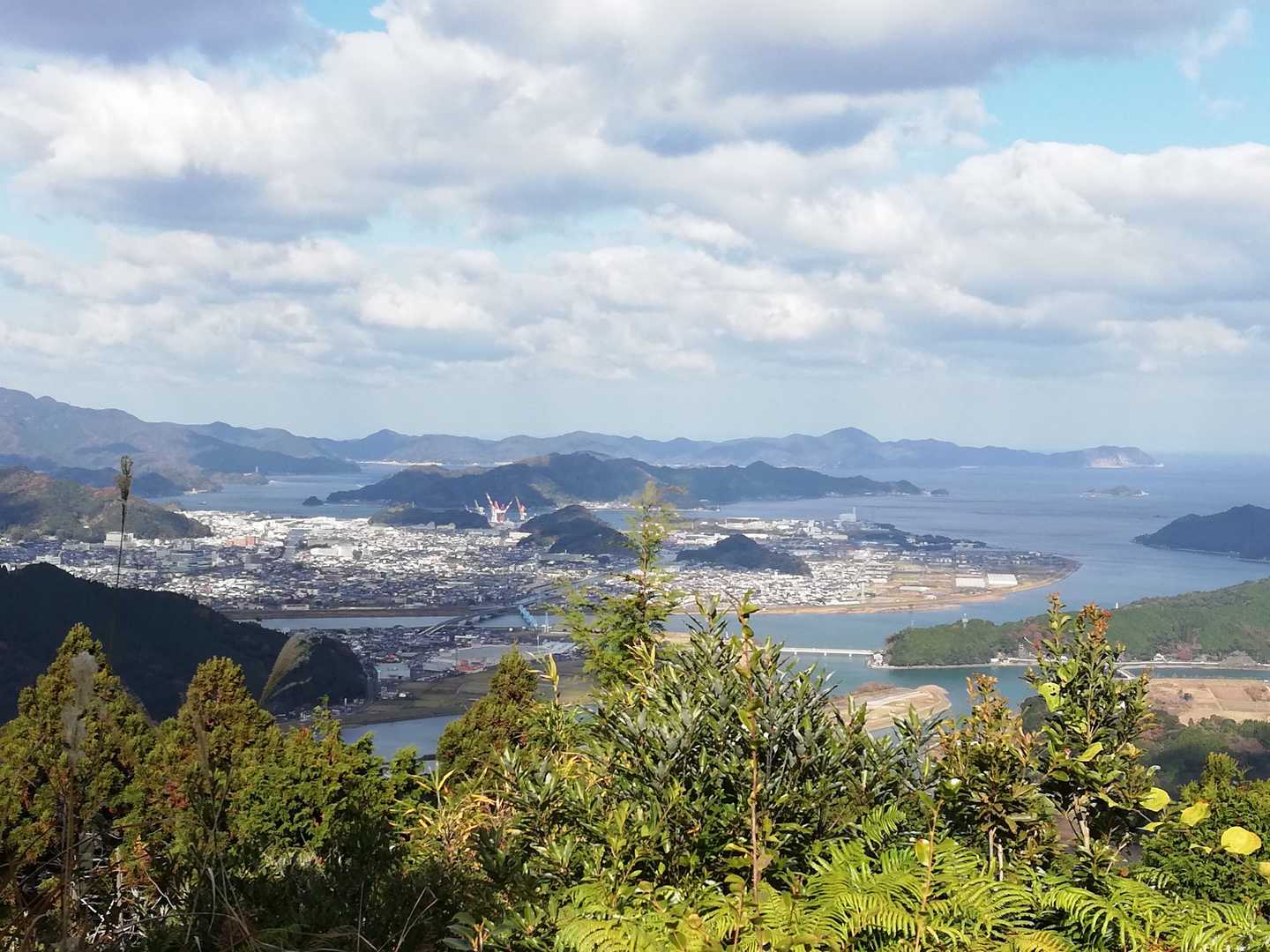 北東に佐伯の街と大入島。長島山と濃霞山も