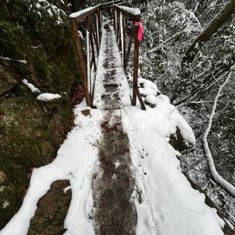 上にはロープウェイ右には滝