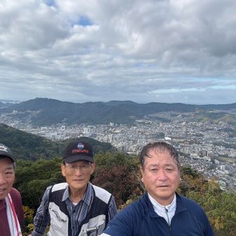 登頂記念におじさん３人で写真撮影。