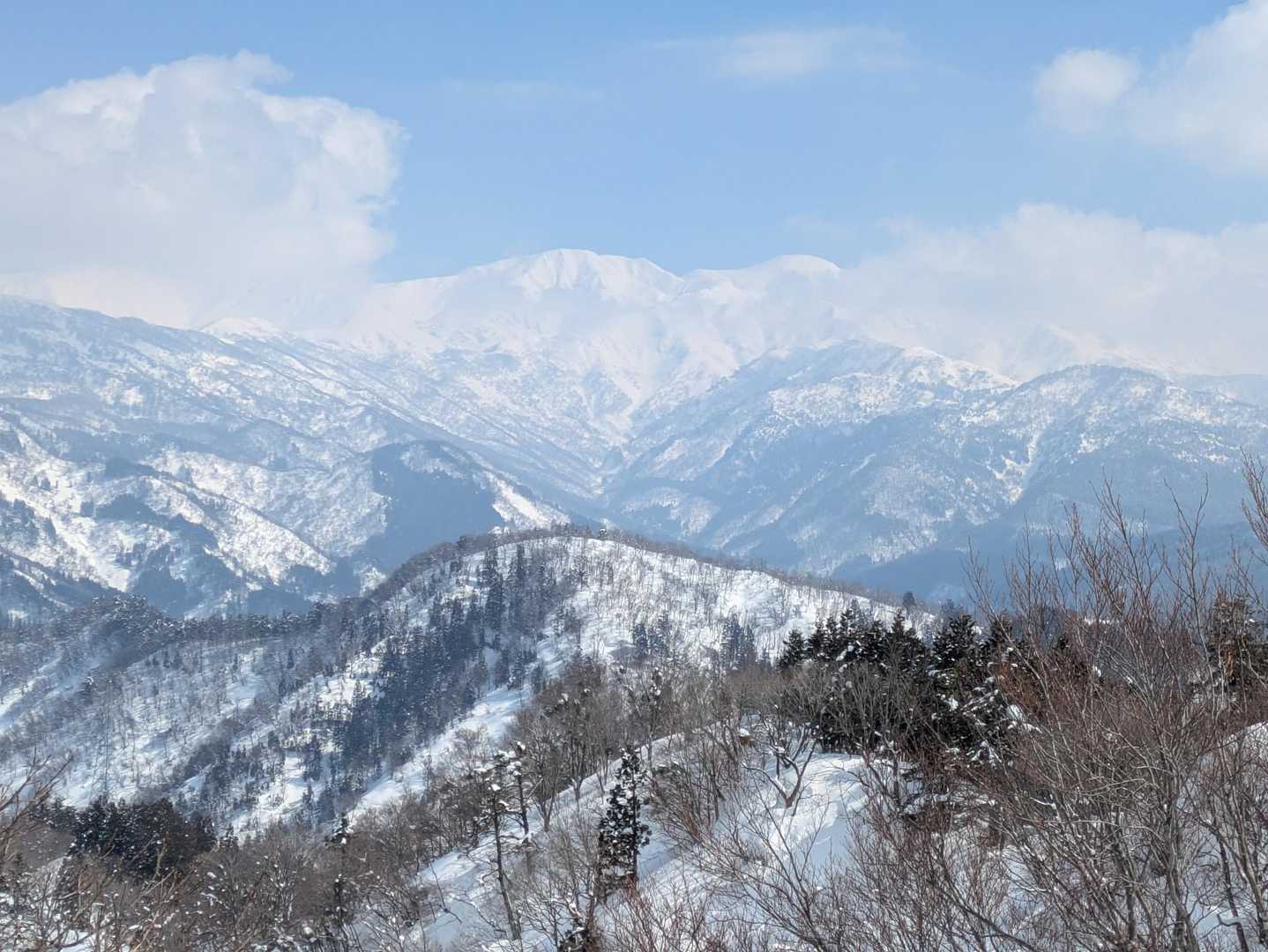 白山は山頂部に雲がかかっていて時折、その一部が顔を出すだけ。