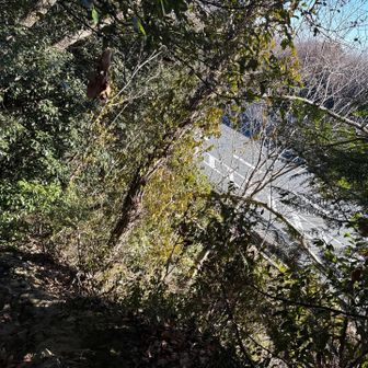 高速脇から下に潜って降りていきます