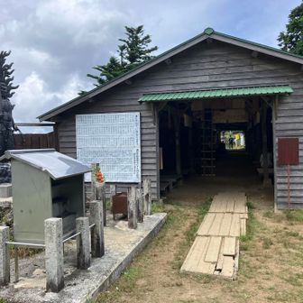 広い休憩所と茶店