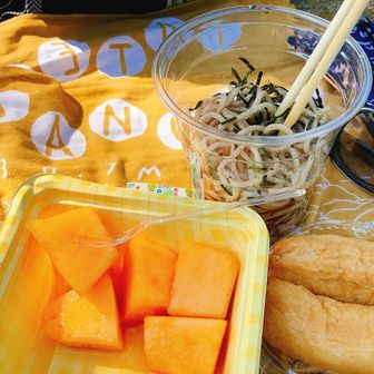 さすがにお腹が空いたので腹ごしらえ

この前、フォロワーさんが食べてた
セコマの冷たいカップのお蕎麦
真似しちゃった(  ⌯᷄ ч ⌯᷅   )ŧ‹"ŧ‹"

家から持ってきたメロンもJUICYꔛ‬ෆ
茨城はメロンの生産量日本一なのです！