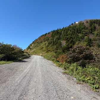 いきなりこんな道に出ました。山頂に自衛隊の施設があるので、こんな道かな。
