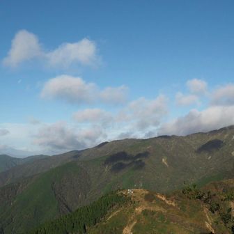 左奥に富士山。右側が塔ノ岳かな。塔ノ岳はガッツリ雲が掛かってますね。正面は烏尾山荘
